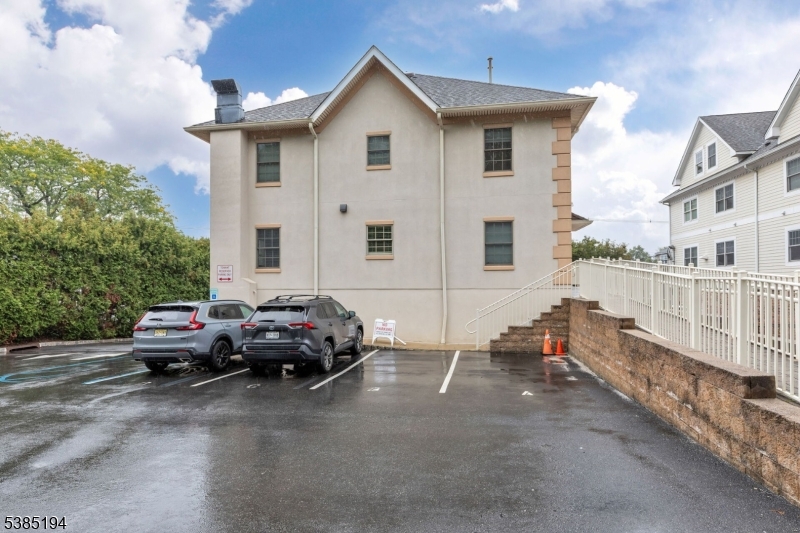 Berkeley Heights Twp., New Jersey 07922, United States, 2 Bedrooms Bedrooms, ,3 BathroomsBathrooms,Residential,Active,212876