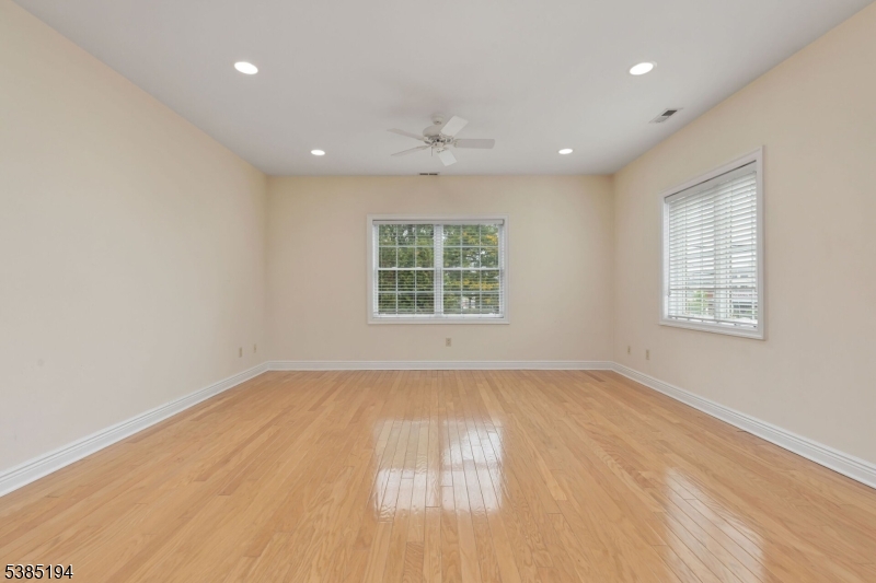 Berkeley Heights Twp., New Jersey 07922, United States, 2 Bedrooms Bedrooms, ,3 BathroomsBathrooms,Residential,Active,212876