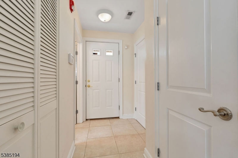 Berkeley Heights Twp., New Jersey 07922, United States, 2 Bedrooms Bedrooms, ,3 BathroomsBathrooms,Residential,Active,212876