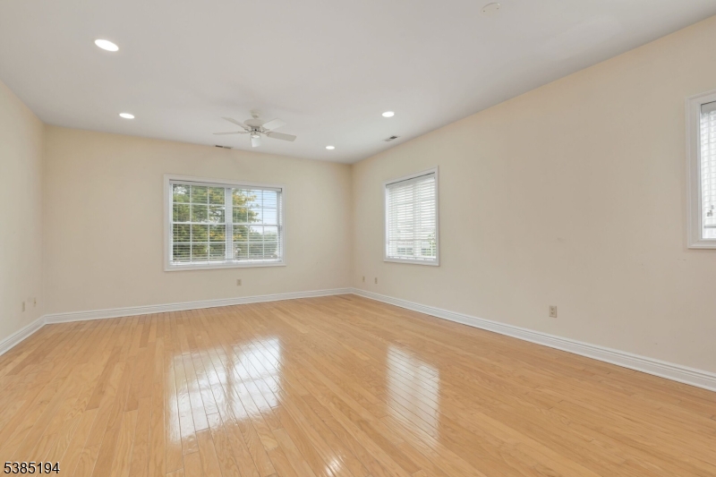 Berkeley Heights Twp., New Jersey 07922, United States, 2 Bedrooms Bedrooms, ,3 BathroomsBathrooms,Residential,Active,212876