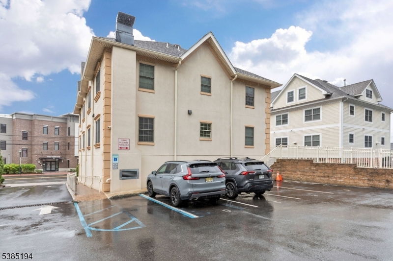 Berkeley Heights Twp., New Jersey 07922, United States, 2 Bedrooms Bedrooms, ,3 BathroomsBathrooms,Residential,Active,212876