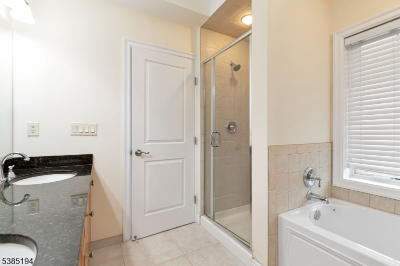 Berkeley Heights Twp., New Jersey 07922, United States, 2 Bedrooms Bedrooms, ,3 BathroomsBathrooms,Residential,Active,212876