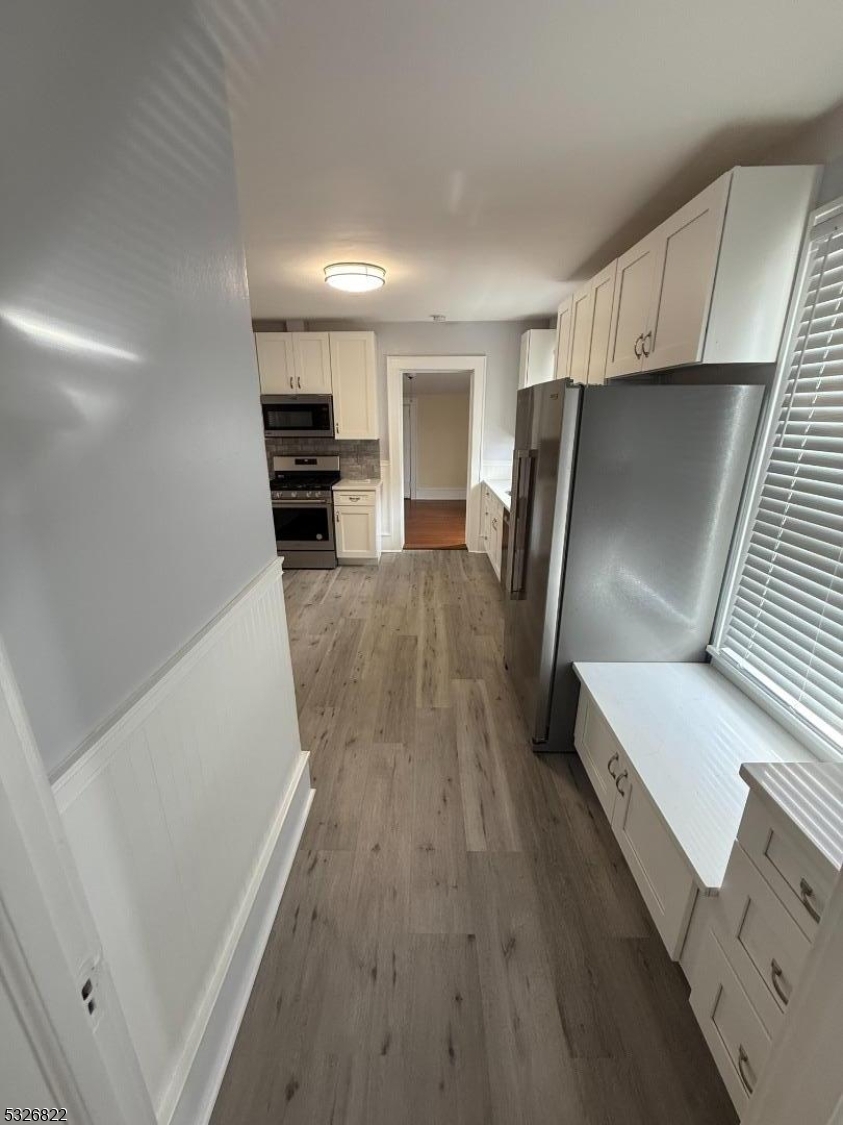 FLATS WALK TO TOWN & TRAIN - Residential Lease