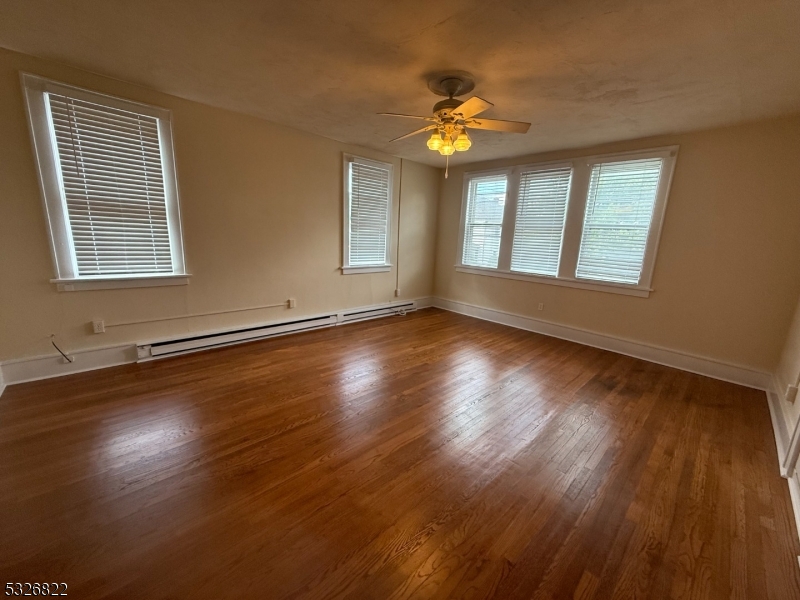 FLATS WALK TO TOWN & TRAIN - Residential Lease