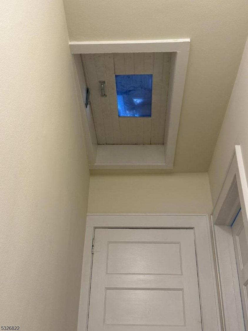 FLATS WALK TO TOWN & TRAIN - Residential Lease