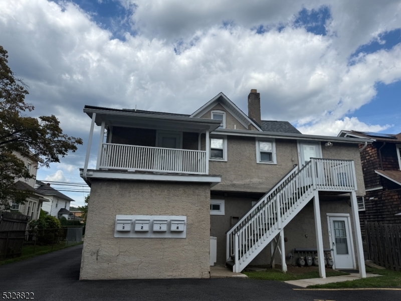 FLATS WALK TO TOWN & TRAIN - Residential Lease