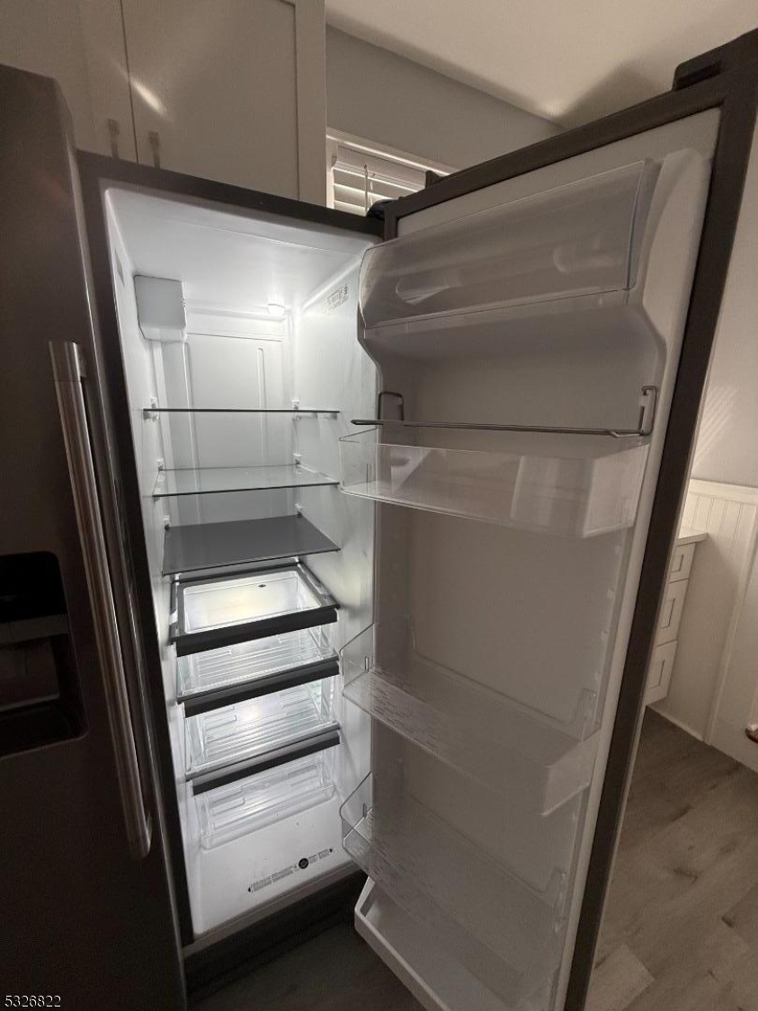 FLATS WALK TO TOWN & TRAIN - Residential Lease