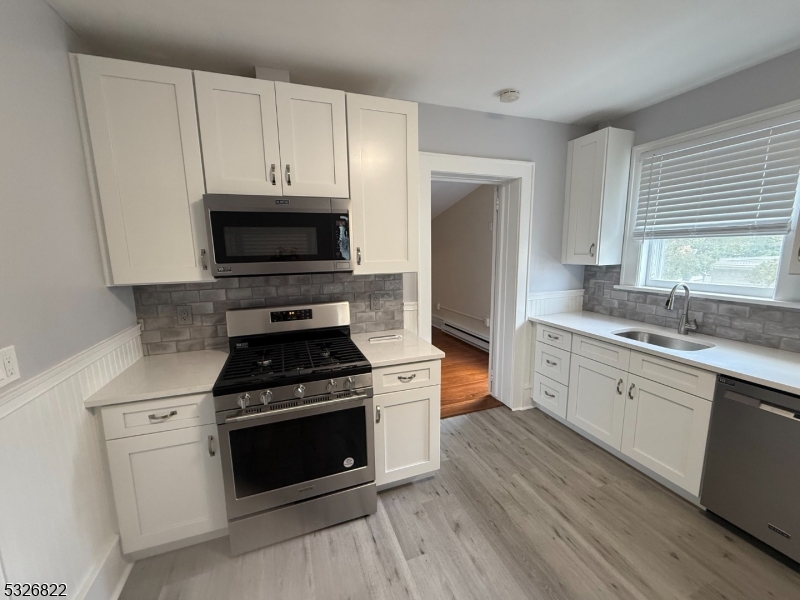 FLATS WALK TO TOWN & TRAIN - Residential Lease