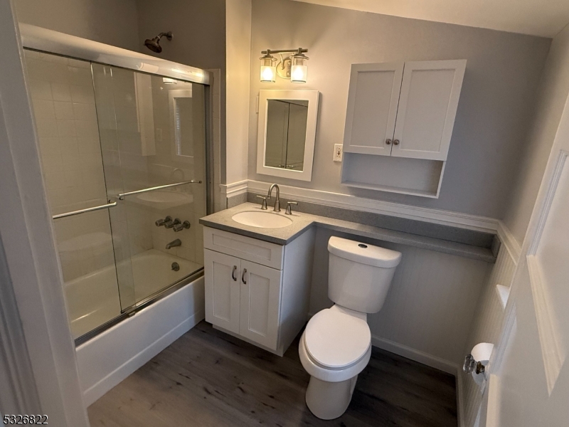 FLATS WALK TO TOWN & TRAIN - Residential Lease