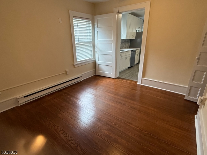 FLATS WALK TO TOWN & TRAIN - Residential Lease