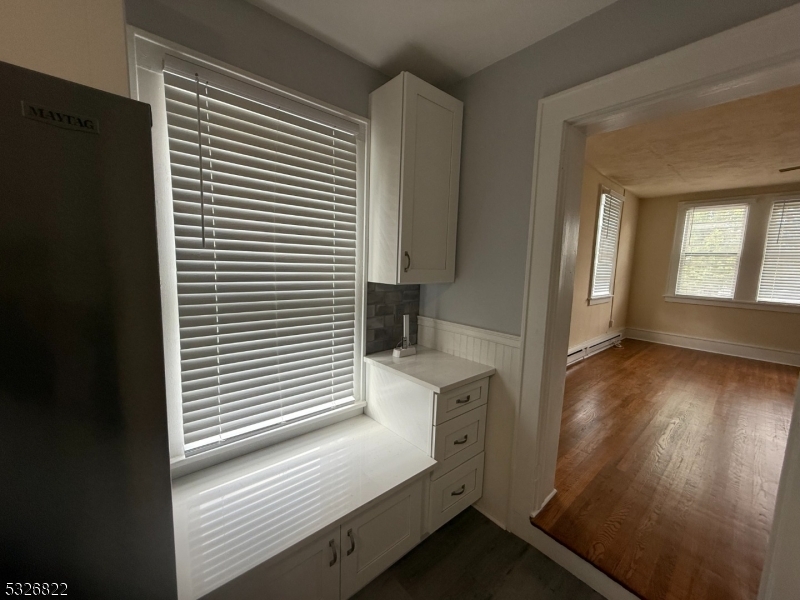 FLATS WALK TO TOWN & TRAIN - Residential Lease