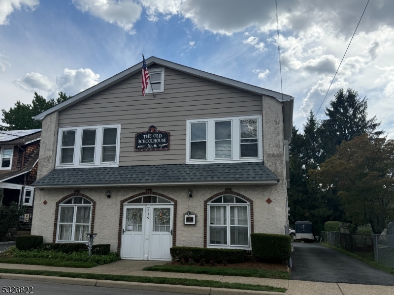 FLATS WALK TO TOWN & TRAIN - Residential Lease