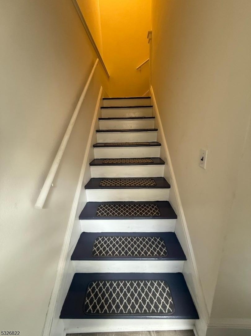 FLATS WALK TO TOWN & TRAIN - Residential Lease