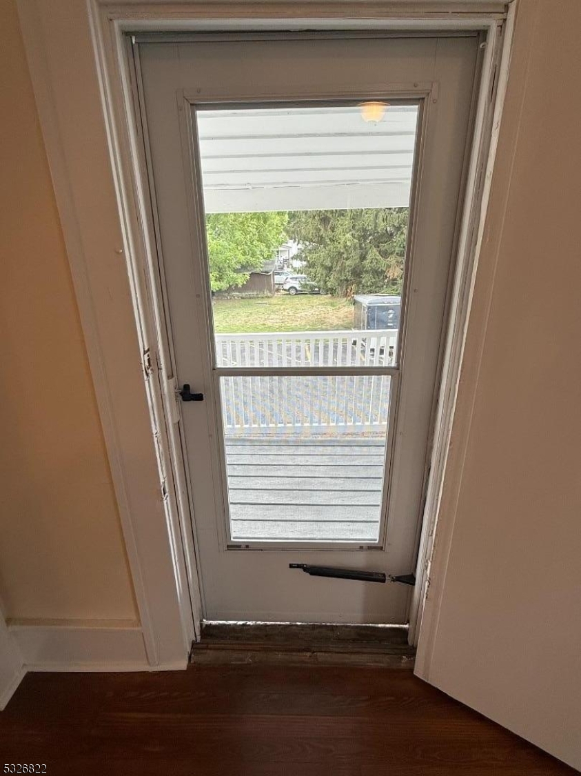 FLATS WALK TO TOWN & TRAIN - Residential Lease