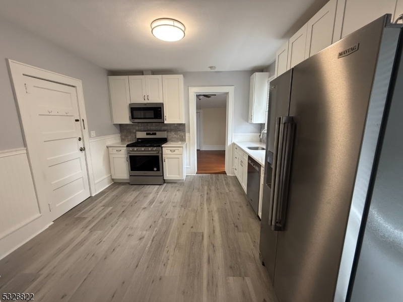 FLATS WALK TO TOWN & TRAIN - Residential Lease