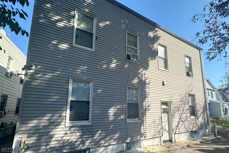 Newark City, New Jersey 07106, United States, 10 Bedrooms Bedrooms, ,4 BathroomsBathrooms,Residential,Pending,35705