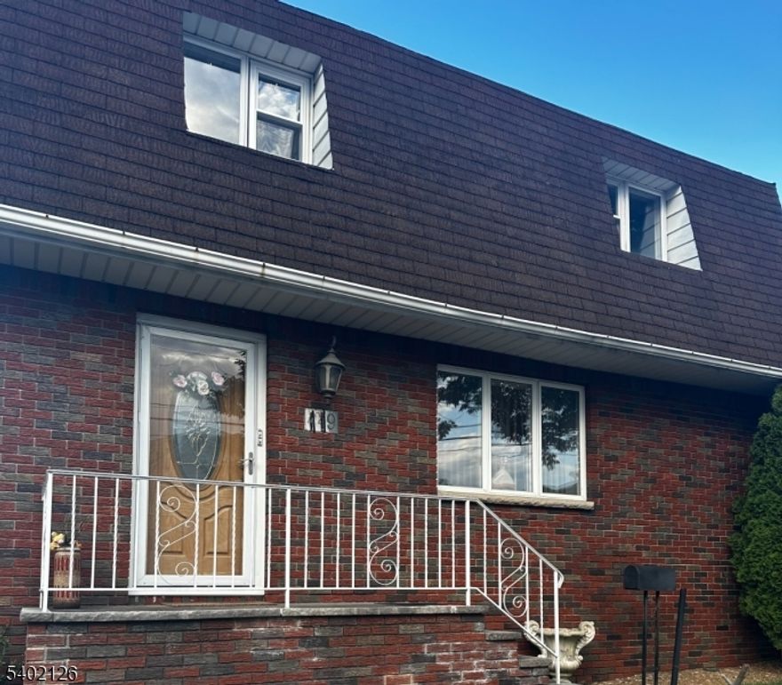 Bright second-floor apartment in desirable Woodland Park.Features 1 bedroom, 1 full bathroom, a spacious living room with natural light, and a functional kitchen with dishwasher (NEW DISHWASHER BEING INSTALLED). In-unit laundry included. Conveniently located near parks, shopping, public transportation, and major highways. Ideal for commuters.