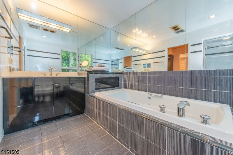 RIKER HILL - Residential