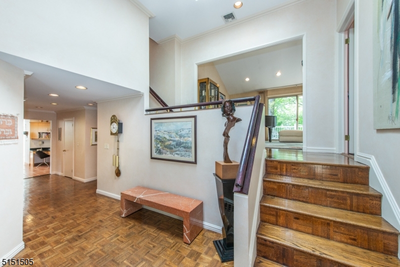 RIKER HILL - Residential