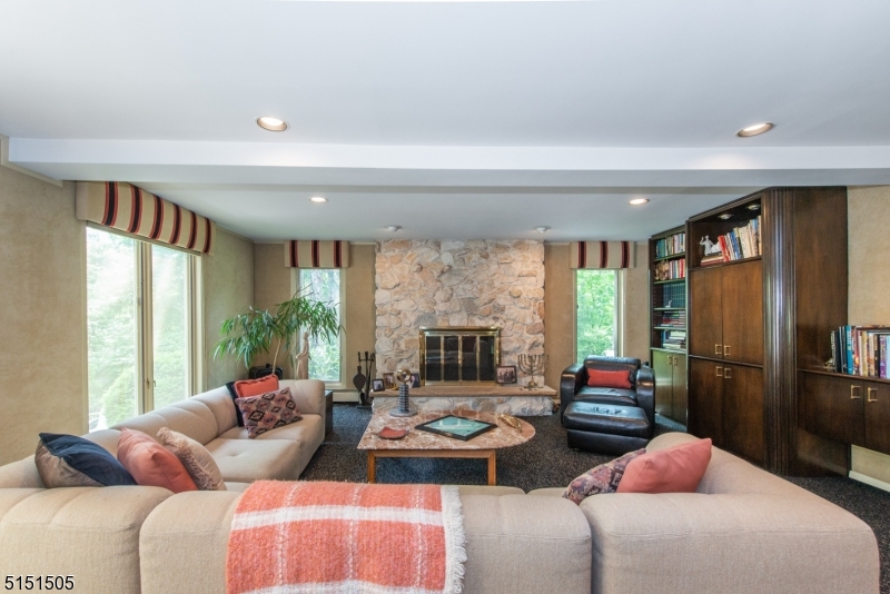 RIKER HILL - Residential