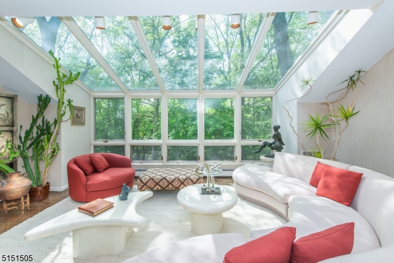 RIKER HILL - Residential