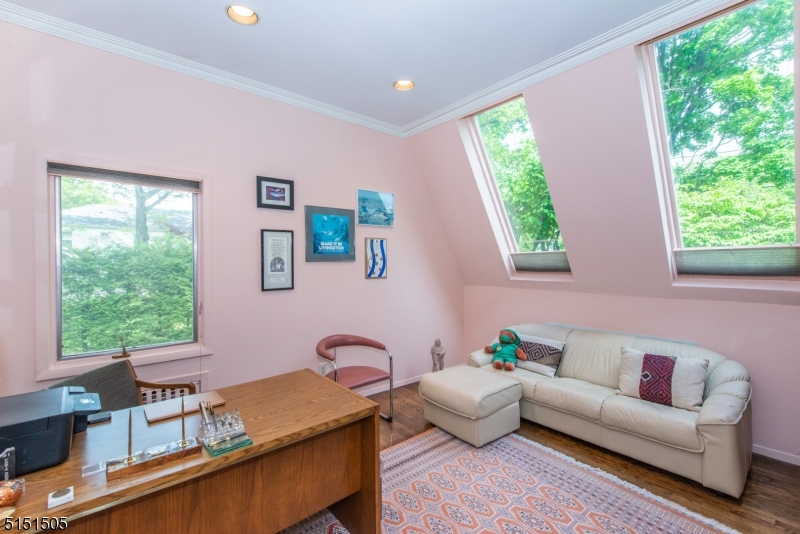 RIKER HILL - Residential