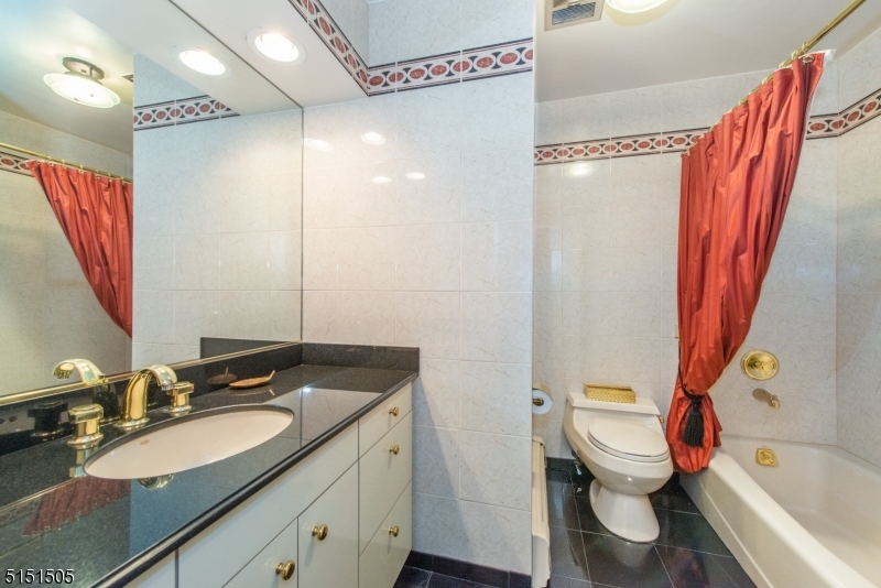 RIKER HILL - Residential