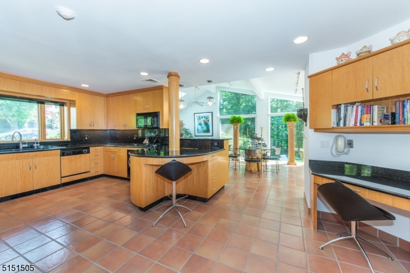 RIKER HILL - Residential