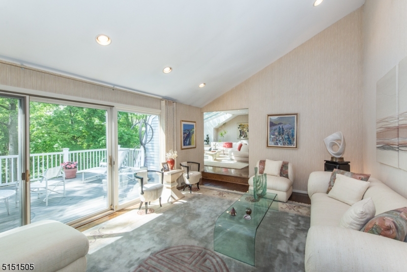 RIKER HILL - Residential