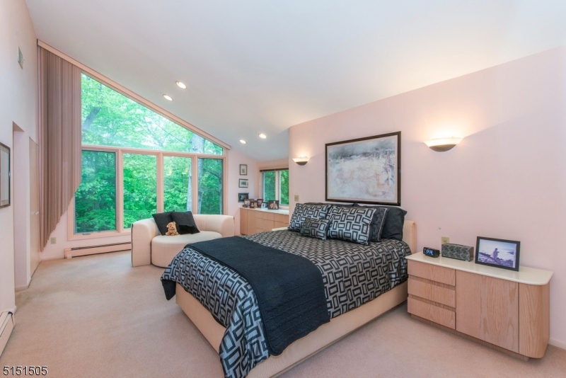 RIKER HILL - Residential