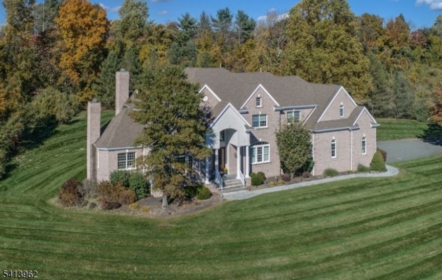 SHORT SALE SOLD ABSOLUTELY AS-IS. BUYER RESPONSIBLE FOR OBTAINING TOWNS' COS. THIRD PARTY APPROVAL REQUIRED.