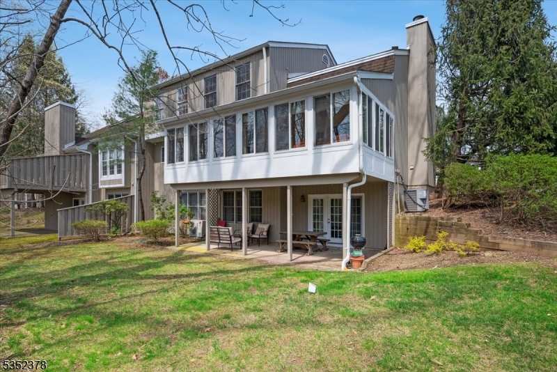 10 Bradford Ln