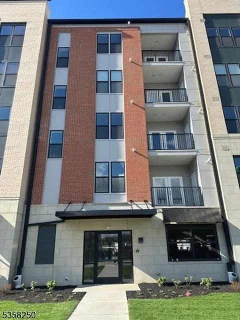 MLS: 3963216