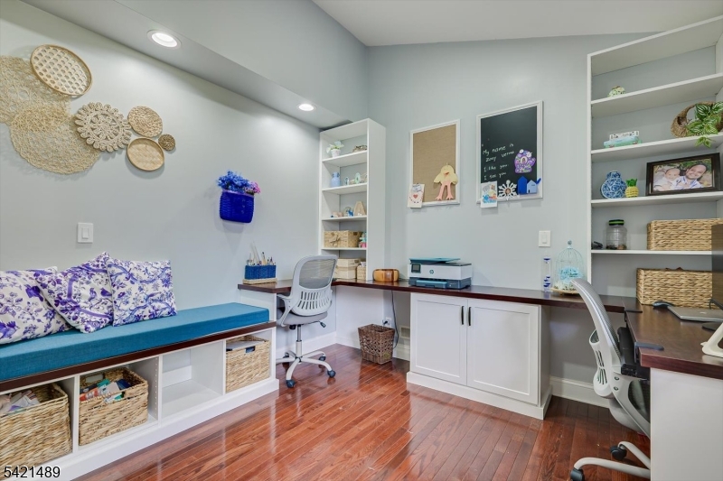 Lawrence Book Village Se - Residential