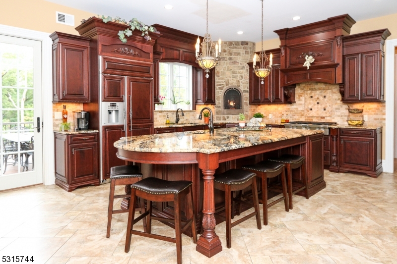 8 Pineview Ln