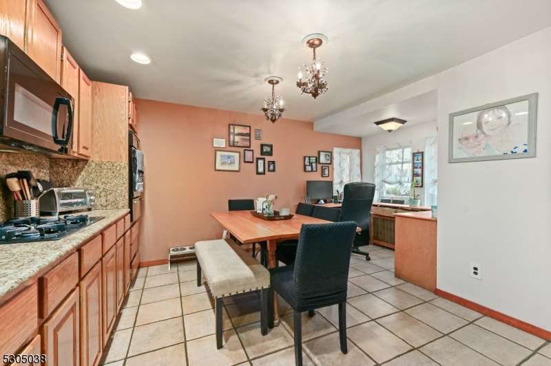 Caldwell Boro Twp., New Jersey 07006, United States, 4 Bedrooms Bedrooms, ,3 BathroomsBathrooms,Residential,Pending,47475