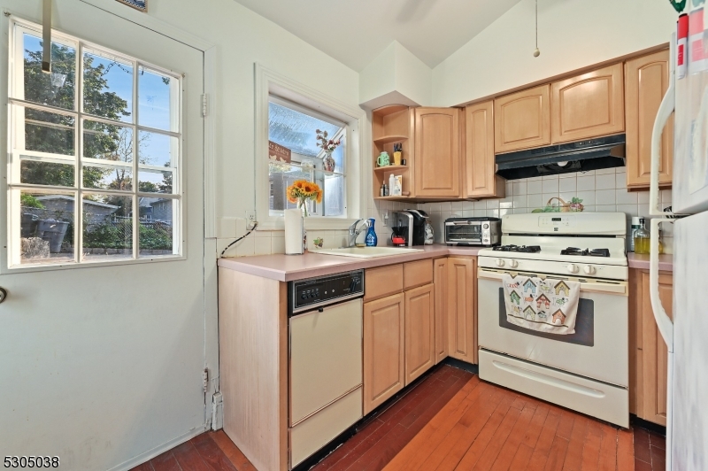 Caldwell Boro Twp., New Jersey 07006, United States, 4 Bedrooms Bedrooms, ,3 BathroomsBathrooms,Residential,Pending,47475