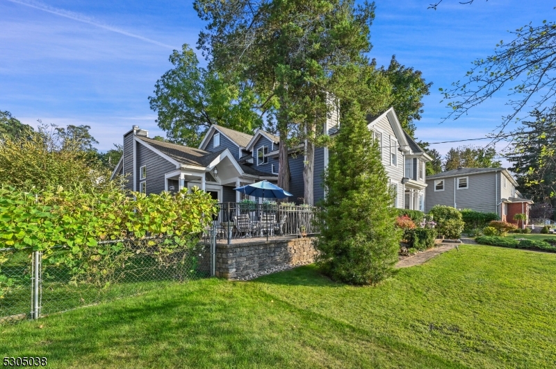 Caldwell Boro Twp., New Jersey 07006, United States, 4 Bedrooms Bedrooms, ,3 BathroomsBathrooms,Residential,Pending,47475