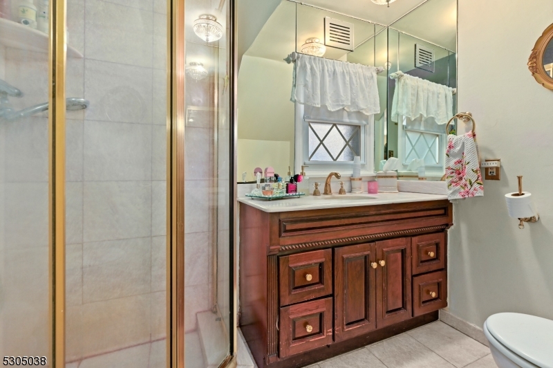 Caldwell Boro Twp., New Jersey 07006, United States, 4 Bedrooms Bedrooms, ,3 BathroomsBathrooms,Residential,Pending,47475