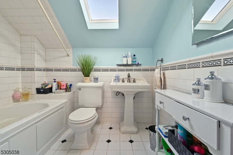 Caldwell Boro Twp., New Jersey 07006, United States, 4 Bedrooms Bedrooms, ,3 BathroomsBathrooms,Residential,Pending,47475