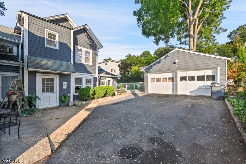 Caldwell Boro Twp., New Jersey 07006, United States, 4 Bedrooms Bedrooms, ,3 BathroomsBathrooms,Residential,Pending,47475