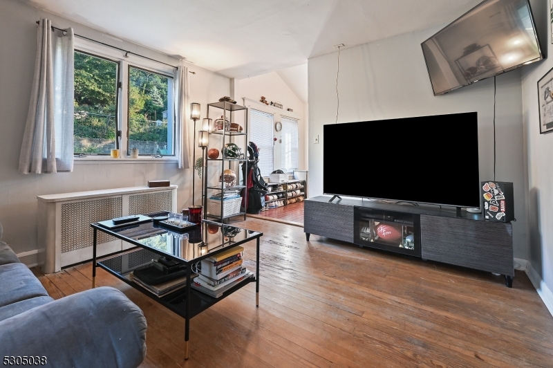 Caldwell Boro Twp., New Jersey 07006, United States, 4 Bedrooms Bedrooms, ,3 BathroomsBathrooms,Residential,Pending,47475