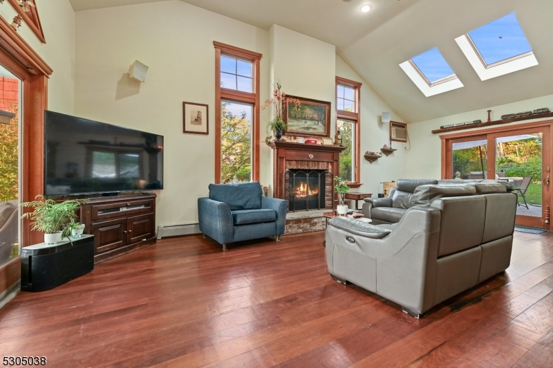 Caldwell Boro Twp., New Jersey 07006, United States, 4 Bedrooms Bedrooms, ,3 BathroomsBathrooms,Residential,Pending,47475