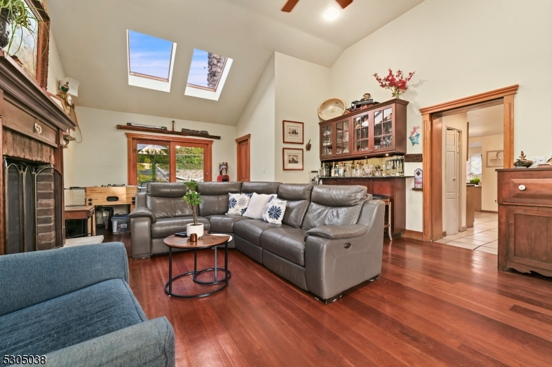 Caldwell Boro Twp., New Jersey 07006, United States, 4 Bedrooms Bedrooms, ,3 BathroomsBathrooms,Residential,Pending,47475