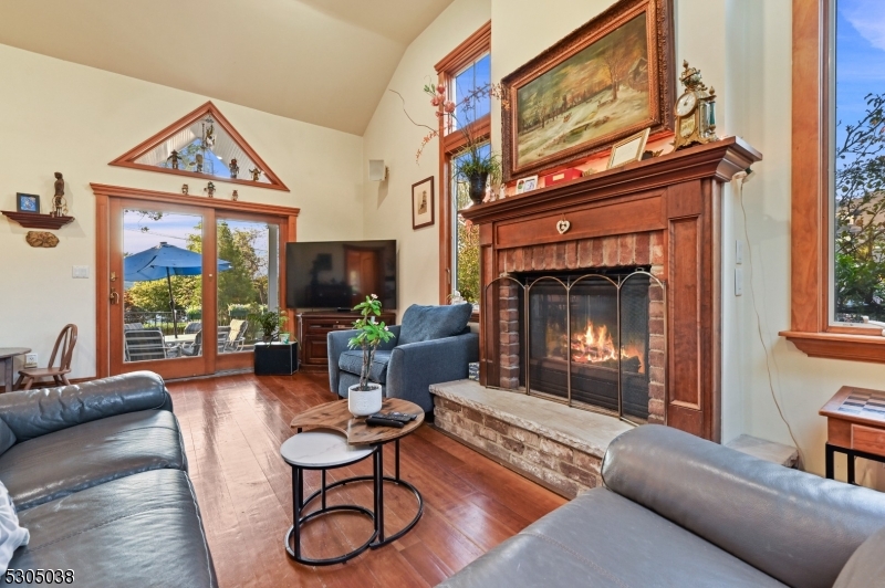 Caldwell Boro Twp., New Jersey 07006, United States, 4 Bedrooms Bedrooms, ,3 BathroomsBathrooms,Residential,Pending,47475