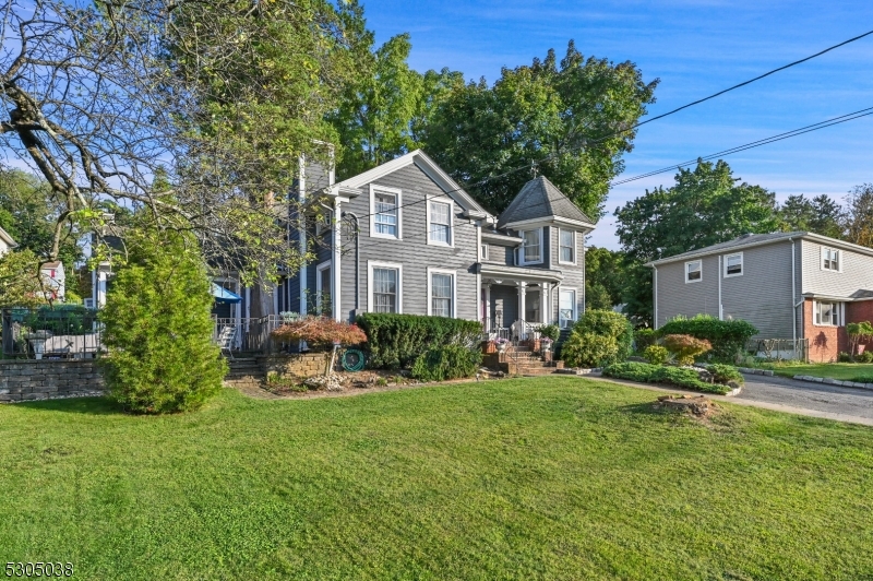 Caldwell Boro Twp., New Jersey 07006, United States, 4 Bedrooms Bedrooms, ,3 BathroomsBathrooms,Residential,Pending,47475