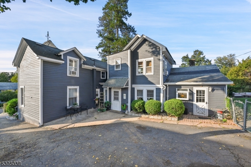 Caldwell Boro Twp., New Jersey 07006, United States, 4 Bedrooms Bedrooms, ,3 BathroomsBathrooms,Residential,Pending,47475