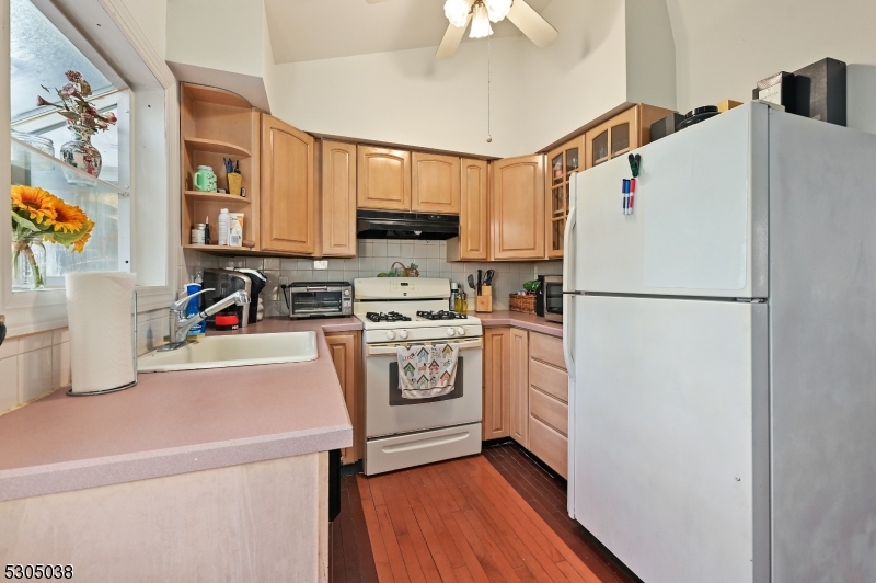 Caldwell Boro Twp., New Jersey 07006, United States, 4 Bedrooms Bedrooms, ,3 BathroomsBathrooms,Residential,Pending,47475