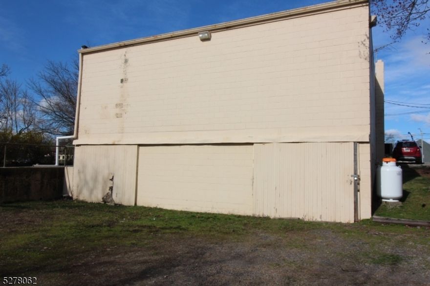 WHAREHOUSE STORAGE PERMITTED USE AVAILABLE. 2106 BUILDING SQUARE FEET.  HIGHWAY LOCATION.  5 PARKING SPACES.  COMMERCIAL ZONE. IMMEDIATE POSSESSION.