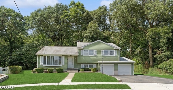 18 RAVINE CT, CLIFTON, NJ 07013 - Image 8a5ac8e87c42fbce80d0e252ed4f5e39/826992519